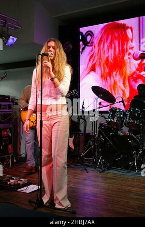 Joss, une chanteuse pop soul-aved de Stones16 ans, se présente en magasin pour signer des copies des titres de son premier single aujourd'hui, « Fell in Love with A Boy » à HMV Oxford Street à Londres. Banque D'Images