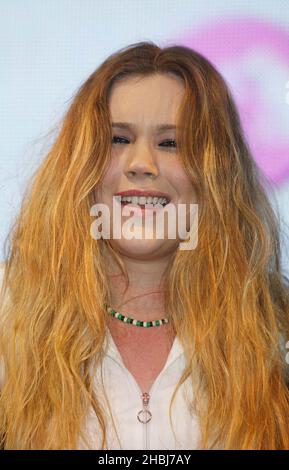 Joss, une chanteuse pop soul-aved de Stones16 ans, se présente en magasin pour signer des copies des titres de son premier single aujourd'hui, « Fell in Love with A Boy » à HMV Oxford Street à Londres. Banque D'Images