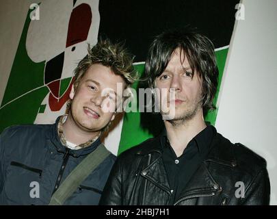 John Squires de Stone Roses avec son invité Jamie Oliver à son exposition d'art à l'ICA The Mall à Londres. DES PHOTOS EXCLUSIVES DE TOUTES LES SCÈNES D'ACTION NUMÉRIQUES Banque D'Images