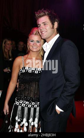 Brian McFadden et son épouse Kerry McFadden arrivent aux Bits Awards 2004. Banque D'Images