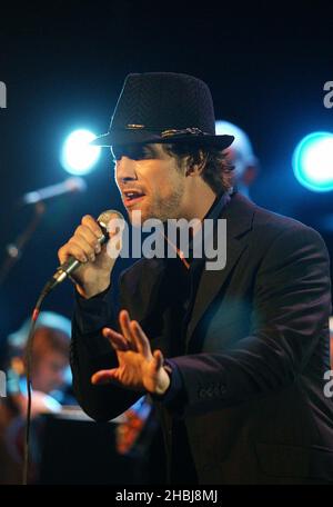 Jay Kay se produit sur scène avec Jools Holland lors du quatrième événement dans le cadre de la série annuelle de collectes de fonds Teenage cancer Trust de Roger Daltrey au Royal Albert Hall de Londres. Banque D'Images