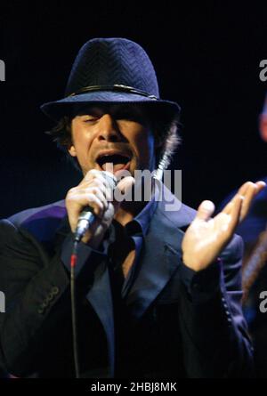 Jay Kay se produit sur scène avec Jools Holland lors du quatrième événement dans le cadre de la série annuelle de collectes de fonds Teenage cancer Trust de Roger Daltrey au Royal Albert Hall de Londres. Banque D'Images