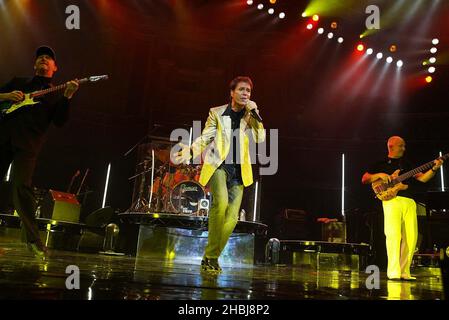 Sir Cliff Richard se produit sur scène la première nuit de son concert de Londres, au Royal Albert Hall de Londres. Banque D'Images