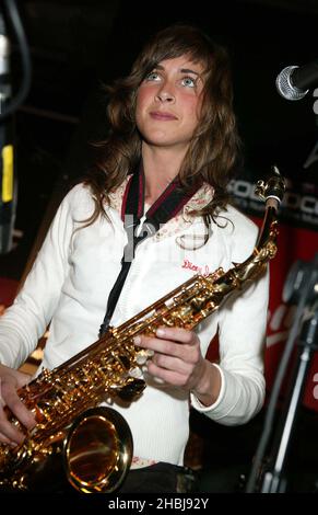 Le groupe Zutons de Liverpudlian se produit dans un concert en magasin tenu à la Virgin Megastore, Oxford Street, Londres. Banque D'Images