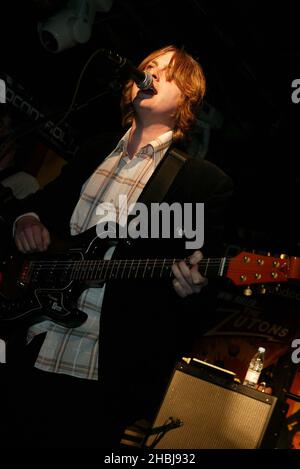 Le groupe Zutons de Liverpudlian se produit dans un concert en magasin tenu à la Virgin Megastore, Oxford Street, Londres. Banque D'Images