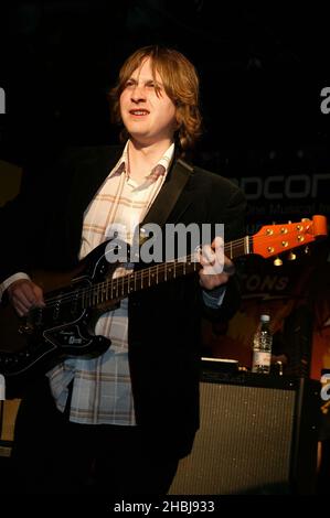 Le groupe Zutons de Liverpudlian se produit dans un concert en magasin tenu à la Virgin Megastore, Oxford Street, Londres. Banque D'Images