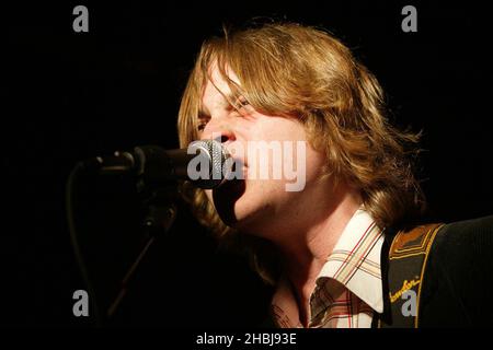 Le groupe Zutons de Liverpudlian se produit dans un concert en magasin tenu à la Virgin Megastore, Oxford Street, Londres. Banque D'Images