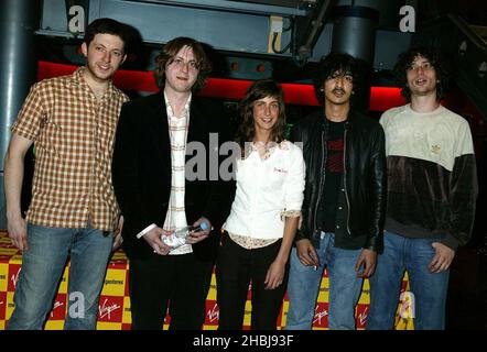 Le groupe Zutons de Liverpudlian se produit dans un concert en magasin tenu à la Virgin Megastore, Oxford Street, Londres. Banque D'Images