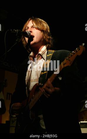 Le groupe Zutons de Liverpudlian se produit dans un concert en magasin tenu à la Virgin Megastore, Oxford Street, Londres. Banque D'Images