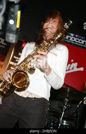 Le groupe Zutons de Liverpudlian se produit dans un concert en magasin tenu à la Virgin Megastore, Oxford Street, Londres. Banque D'Images