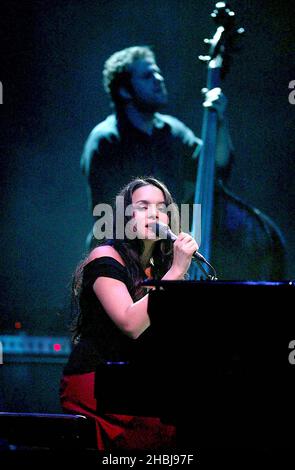 Norah Jones, auteure-compositrice-chanteuse, se produit sur scène alors qu'elle termine la tournée britannique avec les premières dates de Londres de 4 au Carling Apollo, Hammersmith à Londres. Banque D'Images