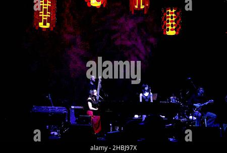 Norah Jones, auteure-compositrice-chanteuse, se produit sur scène alors qu'elle termine la tournée britannique avec les premières dates de Londres de 4 au Carling Apollo, Hammersmith à Londres. Banque D'Images