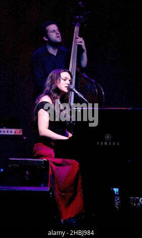 Norah Jones, auteure-compositrice-chanteuse, se produit sur scène alors qu'elle termine la tournée britannique avec les premières dates de Londres de 4 au Carling Apollo, Hammersmith à Londres. Banque D'Images