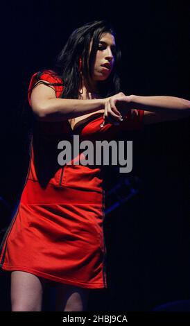Amy Winehouse joue en direct sur scène à l'Empire Shepherds Bush à Londres. Banque D'Images
