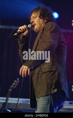 Zucchero se produit sur scène à l'aide du Fonds des Nations Unies pour les réfugiés du HCR, au Royal Albert Hall, le 6 mai 2004 à Londres. Le spectacle célèbre la sortie de son nouvel album de duets, et présente des invités spéciaux comme Luciano Pavarotti, Ronan Keating, Dolores O'Riordan, Solomon Burke et Eric Clapton. Banque D'Images