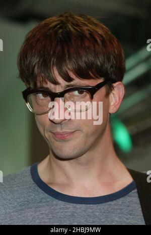 L'ancien guitariste Blur Graham Coxon réalise des concerts gratuits en direct avec des chansons de son nouvel album « Happiness in magazines » au HMV Oxford Street, Londres. Banque D'Images