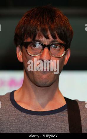 L'ancien guitariste Blur Graham Coxon réalise des concerts gratuits en direct avec des chansons de son nouvel album « Happiness in magazines » au HMV Oxford Street, Londres. Banque D'Images