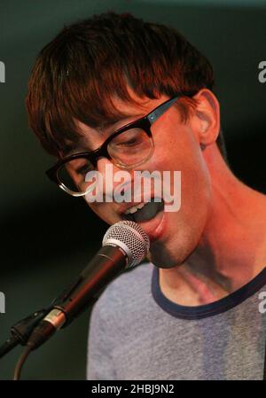 L'ancien guitariste Blur Graham Coxon réalise des concerts gratuits en direct avec des chansons de son nouvel album « Happiness in magazines » au HMV Oxford Street, Londres. Banque D'Images