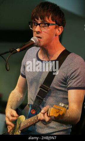 L'ancien guitariste Blur Graham Coxon réalise des concerts gratuits en direct avec des chansons de son nouvel album « Happiness in magazines » au HMV Oxford Street, Londres. Banque D'Images