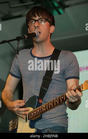 L'ancien guitariste Blur Graham Coxon réalise des concerts gratuits en direct avec des chansons de son nouvel album « Happiness in magazines » au HMV Oxford Street, Londres. Banque D'Images