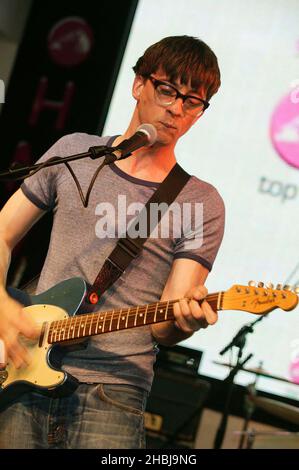 L'ancien guitariste Blur Graham Coxon réalise des concerts gratuits en direct avec des chansons de son nouvel album « Happiness in magazines » au HMV Oxford Street, Londres. Banque D'Images