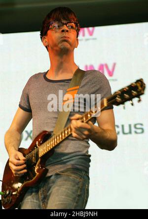 L'ancien guitariste Blur Graham Coxon réalise des concerts gratuits en direct avec des chansons de son nouvel album « Happiness in magazines » au HMV Oxford Street, Londres. Banque D'Images