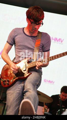 L'ancien guitariste Blur Graham Coxon réalise des concerts gratuits en direct avec des chansons de son nouvel album « Happiness in magazines » au HMV Oxford Street, Londres. Banque D'Images