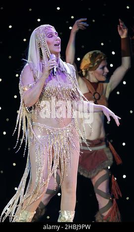 La chanteuse et actrice internationale cher se produit sur scène lors de son « The Farewell Tour » à Londres. Banque D'Images