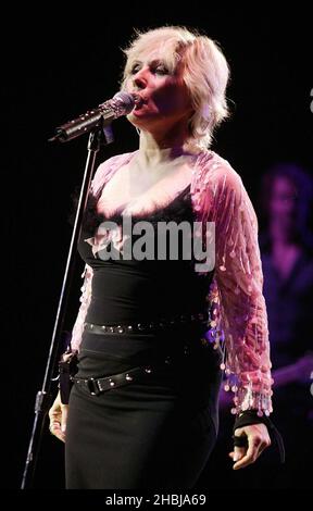 Debbie Harry de Blondie et ses soutiens de groupe pop jouent l'arrêt de Londres de leur dernière tournée britannique au Shepherds Bush Empire le 14/06/04 à Londres. Les morceaux de leur album Greatest Hits et le dernier album studio The course of Blondie. Debbie Harry, Chris Stein, Clem Burke, Jimmy Destri. Banque D'Images