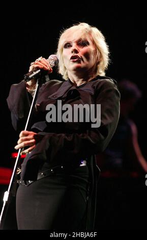 Debbie Harry de Blondie et ses soutiens de groupe pop jouent l'arrêt de Londres de leur dernière tournée britannique au Shepherds Bush Empire le 14/06/04 à Londres. Les morceaux de leur album Greatest Hits et le dernier album studio The course of Blondie. Debbie Harry, Chris Stein, Clem Burke, Jimmy Destri. Banque D'Images