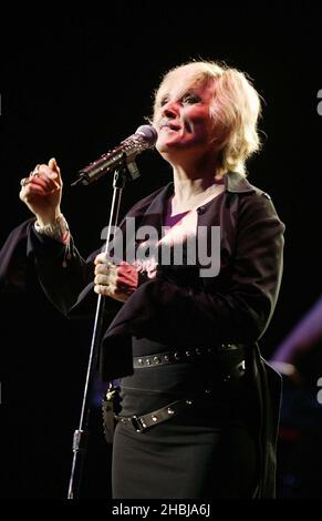 Debbie Harry de Blondie et ses soutiens de groupe pop jouent l'arrêt de Londres de leur dernière tournée britannique au Shepherds Bush Empire le 14/06/04 à Londres. Les morceaux de leur album Greatest Hits et le dernier album studio The course of Blondie. Debbie Harry, Chris Stein, Clem Burke, Jimmy Destri. Banque D'Images