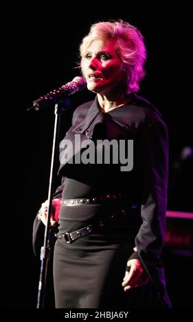 Debbie Harry de Blondie et ses soutiens de groupe pop jouent l'arrêt de Londres de leur dernière tournée britannique au Shepherds Bush Empire le 14/06/04 à Londres. Les morceaux de leur album Greatest Hits et le dernier album studio The course of Blondie. Debbie Harry, Chris Stein, Clem Burke, Jimmy Destri. Banque D'Images