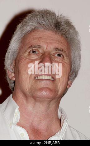 Cliff Richard et son ancien groupe de soutien The Shadows s'unissent pour un photocall avant la dernière date de la tournée du groupe, au London Palladium le 14 juin 2004 à Londres. Cliff présente son ancien groupe de soutien avec un disque d'or spécial pour marquer plus de 100 000 ventes de double CD 'Life Story - The Very Best of the Shadows' qui est dans les diagrammes de l'album britannique depuis sa sortie en avril. Bruce Welch Head Shot Banque D'Images