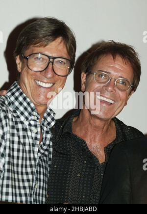 Cliff Richard et son ancien groupe de soutien The Shadows s'unissent pour un photocall avant la dernière date de la tournée du groupe, au London Palladium le 14 juin 2004 à Londres. Cliff présente son ancien groupe de soutien avec un disque d'or spécial pour marquer plus de 100 000 ventes de double CD 'Life Story - The Very Best of the Shadows' qui est dans les diagrammes de l'album britannique depuis sa sortie en avril. Hank B Marvin Banque D'Images