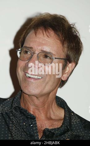 Cliff Richard et son ancien groupe de soutien The Shadows s'unissent pour un photocall avant la dernière date de la tournée du groupe, au London Palladium le 14 juin 2004 à Londres. Cliff présente son ancien groupe de soutien avec un disque d'or spécial pour marquer plus de 100 000 ventes de double CD 'Life Story - The Very Best of the Shadows' qui est dans les diagrammes de l'album britannique depuis sa sortie en avril. Cliff Richard, Banque D'Images