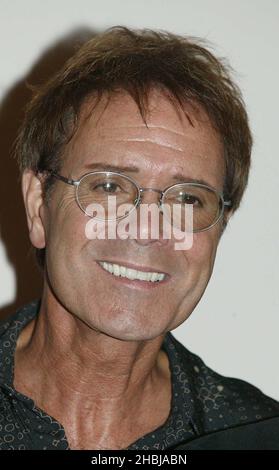 Cliff Richard et son ancien groupe de soutien The Shadows s'unissent pour un photocall avant la dernière date de la tournée du groupe, au London Palladium le 14 juin 2004 à Londres. Cliff présente son ancien groupe de soutien avec un disque d'or spécial pour marquer plus de 100 000 ventes de double CD 'Life Story - The Very Best of the Shadows' qui est dans les diagrammes de l'album britannique depuis sa sortie en avril. Cliff Richard, Banque D'Images