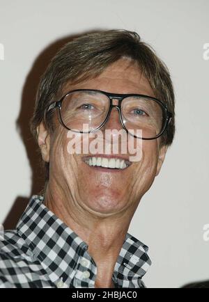 Cliff Richard et son ancien groupe de soutien The Shadows s'unissent pour un photocall avant la dernière date de la tournée du groupe, au London Palladium le 14 juin 2004 à Londres. Cliff présente son ancien groupe de soutien avec un disque d'or spécial pour marquer plus de 100 000 ventes de double CD 'Life Story - The Very Best of the Shadows' qui est dans les diagrammes de l'album britannique depuis sa sortie en avril. Hank B Marvin Banque D'Images