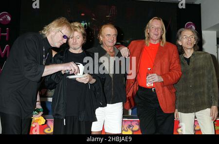 Jon Anderson, Steve Howe, Chris Squire, Rick Wakeman et Alan White de « Oui » signent des copies du nouveau DVD Yes Acoustic lors d'une signature de pré-sortie à HMV Oxford Street à Londres. Banque D'Images