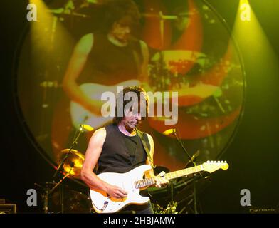 Jeff Beck joue en direct sur scène au Royal Albert Hall de Londres. Banque D'Images