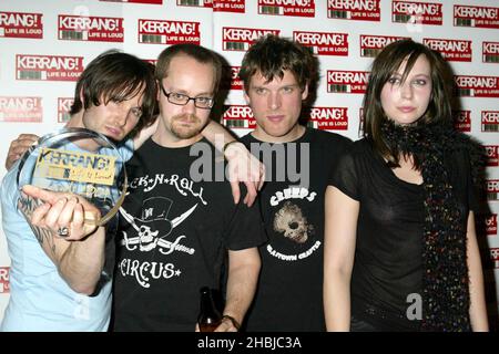 Le groupe Ash remporte le prix de l'auteur-compositeur classique lors des Kerrang Awards 2004 annuels 11th à la brasserie de Chiswell Street, Londres, EC1. Banque D'Images