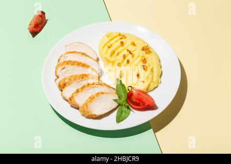 Filet de dinde servi avec une purée de patates douces.Un menu diététique sain pour le déjeuner. Banque D'Images