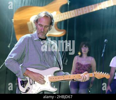 Mike Rutherford, de Mike et The Mechanics, se produit en direct pendant la répétition avant la représentation de demain à l'arène Wembley du concert Fender Strat Pack, aux Black Island Studios d'Acton, Londres. Banque D'Images