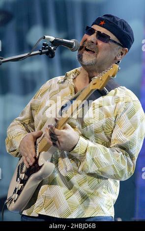 Paul Garrack de Mike et The Mechanics se produit sur scène dans le cadre du concert « The Miller Strat Pack » Fender, à la Wembley Arena le 24 septembre 2004 à Londres. Banque D'Images