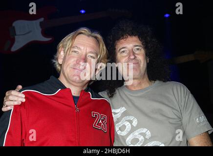 Joe Walsh et Brian May lors de la répétition en prévision de la représentation de demain à l'arène Wembley du concert « The Miller Strat Pack » Fender Stratoaster, aux studios Black Island d'Acton, Londres. Banque D'Images