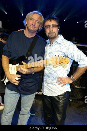 Joe Walsh et Paul Rogers lors de la répétition en prévision de la représentation de demain de l'arène Wembley du concert de la Strat Pack de Miller Fender Stratoaster, aux Black Island Studios d'Acton, Londres. Banque D'Images