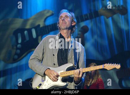 Mike Rutherford, de Mike et The Mechanics, se produit sur scène dans le cadre du concert « The Miller Strat Pack » Fender, à la Wembley Arena le 24 septembre 2004 à Londres. Banque D'Images