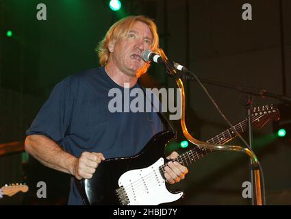 Joe Walsh lors de la répétition avant la représentation de demain à l'arène Wembley du concert « The Miller Strat Pack » Fender Stratoaster, aux Black Island Studios d'Acton, Londres. Banque D'Images