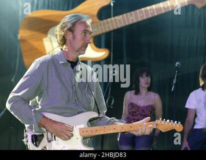 Mike Rutherford, de Mike et The Mechanics, se produit en direct pendant la répétition avant la représentation de demain à l'arène Wembley du concert Fender Strat Pack, aux Black Island Studios d'Acton, Londres. Banque D'Images