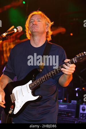 Joe Walsh lors de la répétition avant la représentation de demain à l'arène Wembley du concert « The Miller Strat Pack » Fender Stratoaster, aux Black Island Studios d'Acton, Londres. Banque D'Images