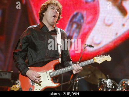 Gary Moore se produit sur scène dans le cadre du concert « The Miller Strat Pack » Fender, à la Wembley Arena le 24 septembre 2004 à Londres. Banque D'Images